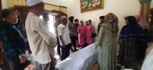 Waka Polres Asahan Melayat Ke Rumah Duka Istri Anggota Yang Meninggal Dunia