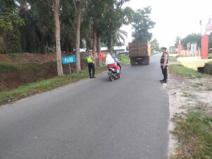 Polsek BP Mandoge Pengaturan Lalu Lintas Pagi Hari