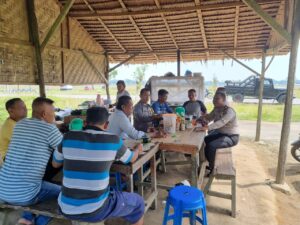 Personil Polsek Bandar Pulau Jumat Curhat