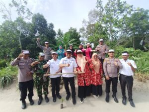 Kapolsek Air Joman Bersama Personil Melaksanakan Penanaman Pohon dalam rangka HUT RI-78 Tahun 2023