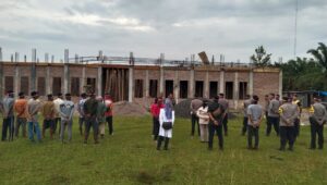 Kapolsek Pulau Rakyat Tanam 100 Batang Jenis Pohon Mahoni