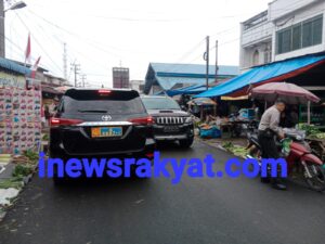 Atasi KemacetanPersonel Polsek Air Joman Gatur Dipasar Kebun Sayur