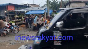 Personel Polsek Bandar Pulau Pengaturan Lalulintas di Pajak Pagi Desa Aek Songsongan