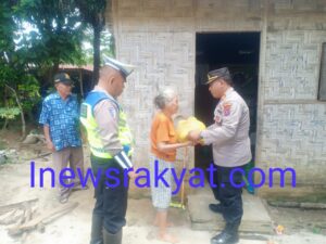 Personel Polsek Bandar Pasir Mandoge  Berikan Bantuan Sembako Kepada 3 Orang Warga Tidak Mampu