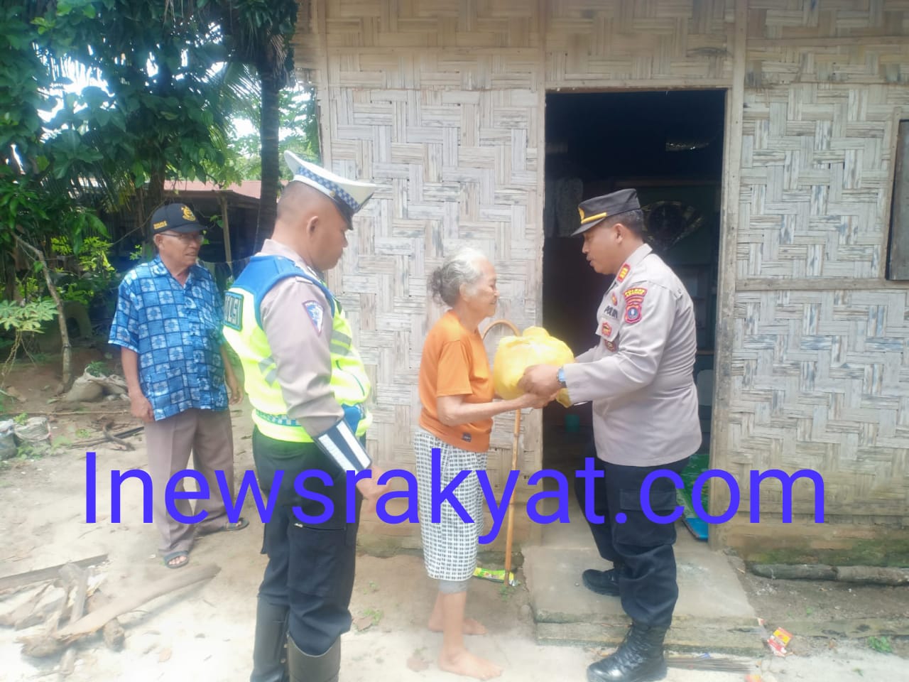 Personel Polsek Bandar Pasir Mandoge  Berikan Bantuan Sembako Kepada 3 Orang Warga Tidak Mampu