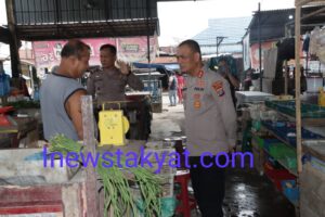 Kapolres Asahan Bersama Kasat Binmas Jumat Curhat Dengan Pedagang Pajak Bhakti