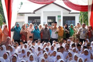 Bupati Asahan Serahkan Obat Cacing Pada Siswa/i UPTD SDN 015861