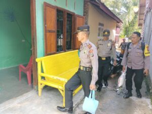 Bentuk Kepedulian Kapolsek dan Personel Polsek Air Joman Bagi Sembako Kepada Warga Kurang Mampu