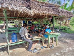 Kanit Binmas Polsek Pulau Raja Jumat Curhat di Dusun I II Desa Mekar Sari