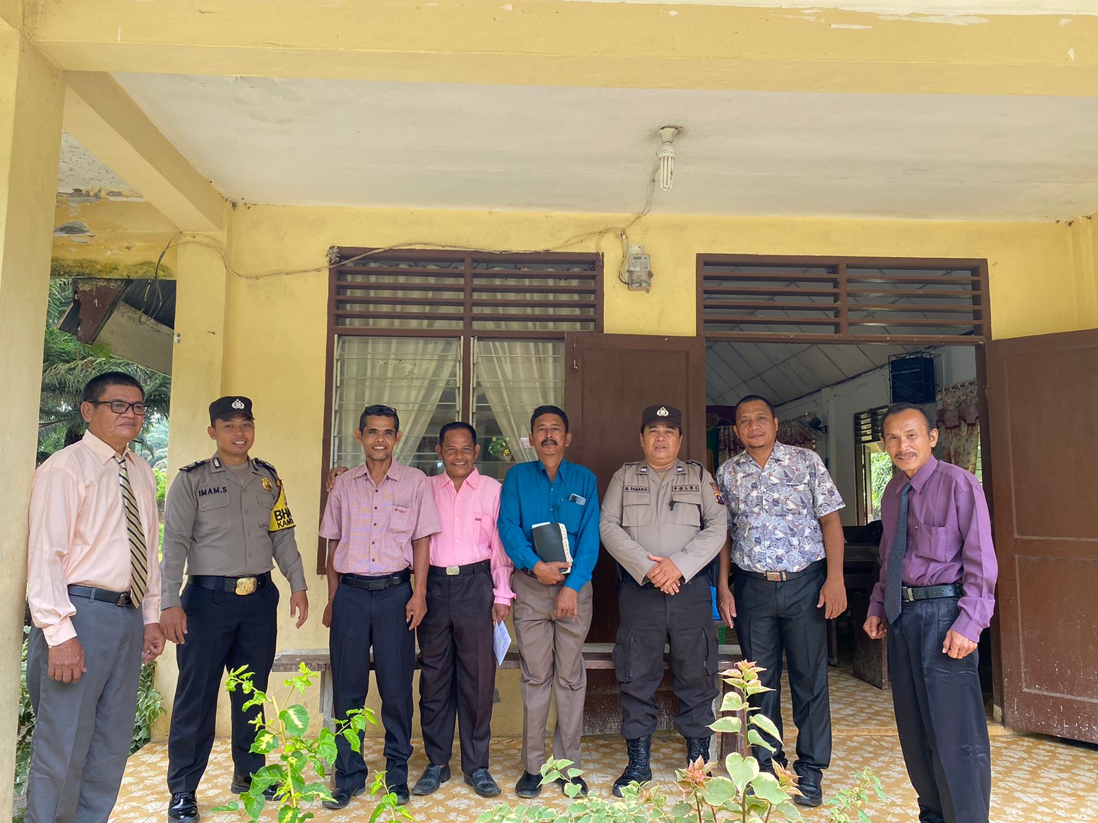 Personel Polsek Bandar Pulau Pengamanan Gereja HKBP Desa Aek Songsongan