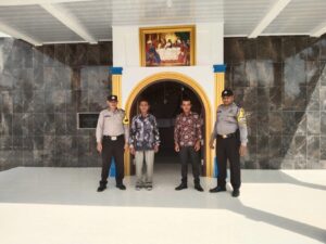 Personel Polsek Sei Kepayang Melaksanakan Kegiatan Pengamanan Gereja