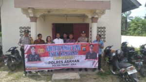 Personel Polsek Prapat Janji Komidamas di Gereja Khatolik