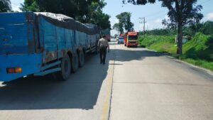 Kapolsek Pulau Raja Lakukan Penertiban Kendaraan Truck Yang Parkir Sembarangan