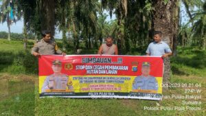 Polsek Pulau Raja Sosialisasi Tentang Karhutla di Dusun I Desa Mekar Sari