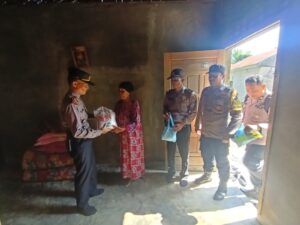 Personel Polsek Air Joman Laksanakan Program Berkah berikan Bantuan Sosial