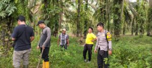 Jaga Silaturahmi Polsek Bandar Pulau Laksanakan Gotong Royong Dengan Warga Dusun IV Desa Loburappa