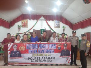 Personel Polsek Prapat Janji Melaksanakan Program Khotbah Minggu Kasih Kamtibmas