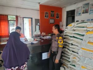 Polsek Pulau Raja Lakukan Pengamanan Pendistribusian Bantuan Pangan Beras Pemerintah
