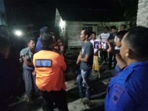 Personil Polsek Sei Kepayang Bersama Persangkat Desa Mengamankan Buaya Ukuran 2 Meter