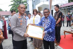Kapolres Asahan Bersama Bupati Asahan Menyerahkan Bukti Kepesertaan BPJS PBI APBD