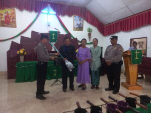 Personel Polsek Prapat Janji Berikan Alat Kebersihan di Gereja HKBP Pulau Mandi