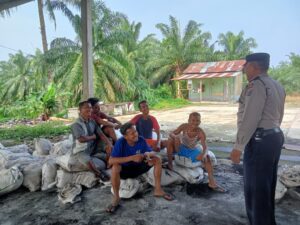 Personel Polsek Pulau Raja Jumat Curhat Kamtibmas di Dusun II Desa Pulau rakyat