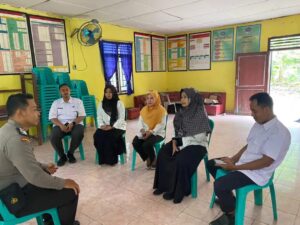 Personil Polsek Bandar Pulau Gelar Jumat Curhat Di Balai Desa