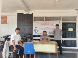 Personel Polres Asahanl Lakukan Pengamanan Logistik Pemilu 2024