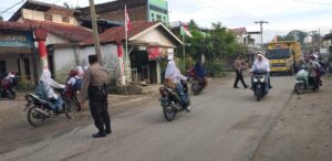 Personel Polsek Bandar Pulau Laksanakan Pengaturan Lalulintas