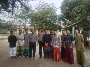 Personil Polsek Bandar Pulau Laksanakan Jumat Curhat Di Pondok Pesantren Darul Fallah