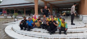 Personel Polres Asahan Jumat Curhat Dengan Pekerja Penyapu Jalan