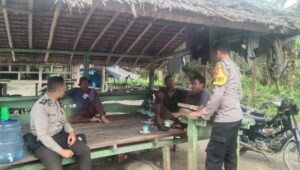 Personel Polsek Pulau Raja Jumat Curhat Kamtibmas di Desa Aek loba