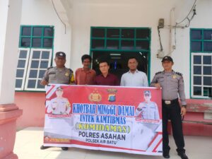 Personel Polsek Air Batu PAM di Gereja GMI Emplasmen