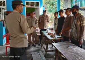 Tampung Aspirasi masyarakat Personil Polsek Air Joman Laksanakan Jumat Curhat
