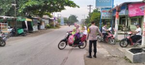 Pengamanan dan Pengaturan Arus Lalin Personel Polsek Bandar Pulau Cegah Kecelakaan Lalu Lintas