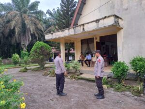Polsek Bandar Pulau Patroli Gereja dan Sampaikan Pesan-pesan Kamtibmas