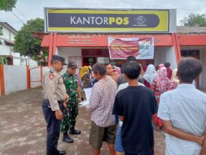 Personel Polsek Pulau Raja Monitoring Pendistribusian Bantuan Pangan Cadangan Beras Pemerintah Tahap II