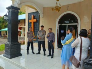 Jaga Keamanan Gereja Personil Polsek Pulau Raja Gelar Patroli