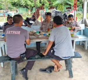 Bhabinkamtibmas Polsek Bandar Pulau Kunjungi Desa Aek Tarum