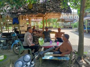 Personel Polsek Pulau Raja Tatap Muka Dengan Masyarakat Dusun III di Jumat Curhat