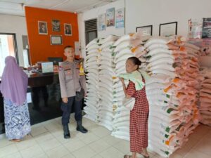 Polsek Pulau Raja Pantau Pembagian Beras Tahap II