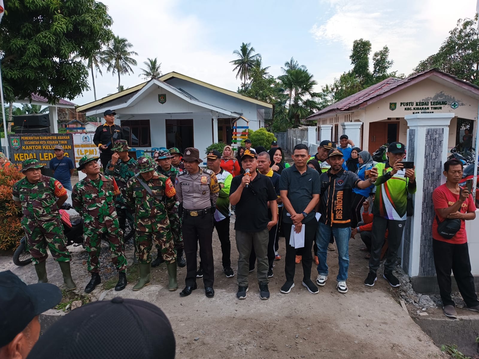 Personel Polsek Kota Kisaran Timur, Bantu Warga Wujudkan Lingkungan Sehat dan Bersih