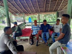 Masyarakat Sei Piring Bersama Kanit Binmas Laksanakan Jumat Curhat