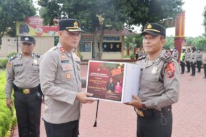 Wujud Kebersamaan Kapolres Asahan Serahkan Paket Natal Kepada Personil Polres Asahan