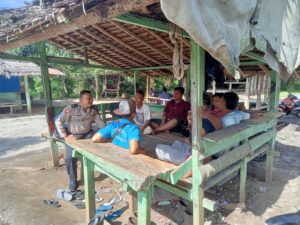 Nongkrong Bersama Warga Saat Jumat Curhat, Kanit Binmas Polsek Pulau Raja Ajak Warga Jaga Situasi Kamtibmas