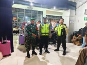 Jelang Tahun Malam Baru Personel Polres Asahan Berikan Pengamanan Kepada Penumpang Kereta Api