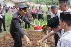Kapolres Asahan bersama Ketua Bhayangkari Melayat ke Rumah Duka Alm Aiptu Muhammad Ishak Rambe