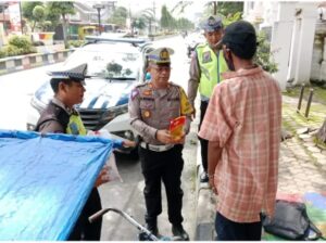 Polisi Humanis Satlantas Polres Tanjungbalai Berikan Sembako Pemulung