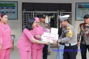 Kapolres Asahan dan Ketua Bhayangkari Cabang Asahan Bagikan Bingkisan Kepada Petugas PAM PPK Kecamatan Kisaran Barat