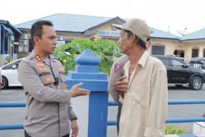 Kapolres Asahan Sambangi Abang Becak Didepan SATLANTAS Polres Asahan